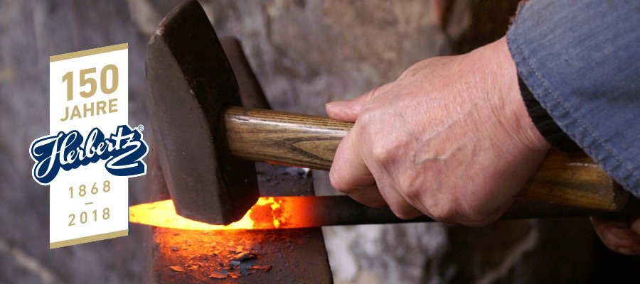 Knife_Blog's tweet image. Das 150-jährige Jubiläum des Messerherstellers Herbertz ist nicht nur eine Firmengeschichte, sondern ein Spiegel für Strukturwandel,den Niedergang der deutschen Schneidwarenindustrie und die Nutzlosigkeit von Zöllen. bit.ly/C_J_H#messer #edc #deutschland #industrie #zoll