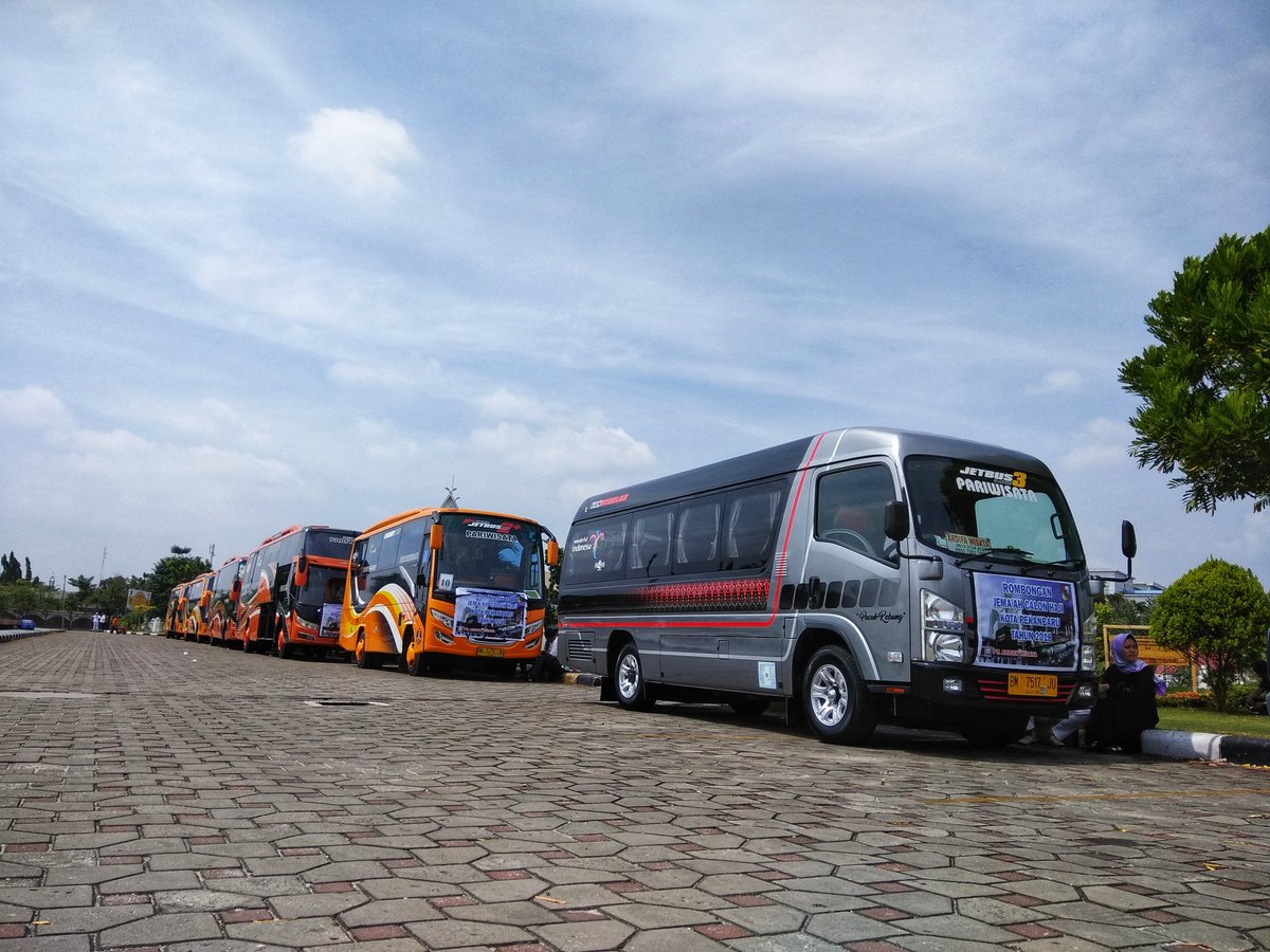 BusPekanbaru's tweet photo. Transport Jemaah Haji Kota Pekanbaru menuju Bandara SSQ II

#buspariwisatapekanbaru #hajikotapekanbaru #pekanbaru #dumai #siak #pasirpangaraian #talukkuantan #rengat #sewamobil #rentalbuspariwisata https://t.co/zc9O9N5p07