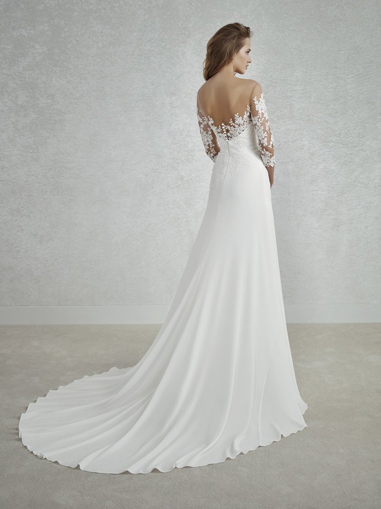 StPatrickBridal's tweet photo. Dos espaldas espectaculares para dos vestidos distintos… ¿Con cuál te quedas? ¿FINLANDIA o FINURA? Déjanos un comentario -https://t.co/HwlQqD90WW #WhiteOne2018 https://t.co/aLeZzI1P3e