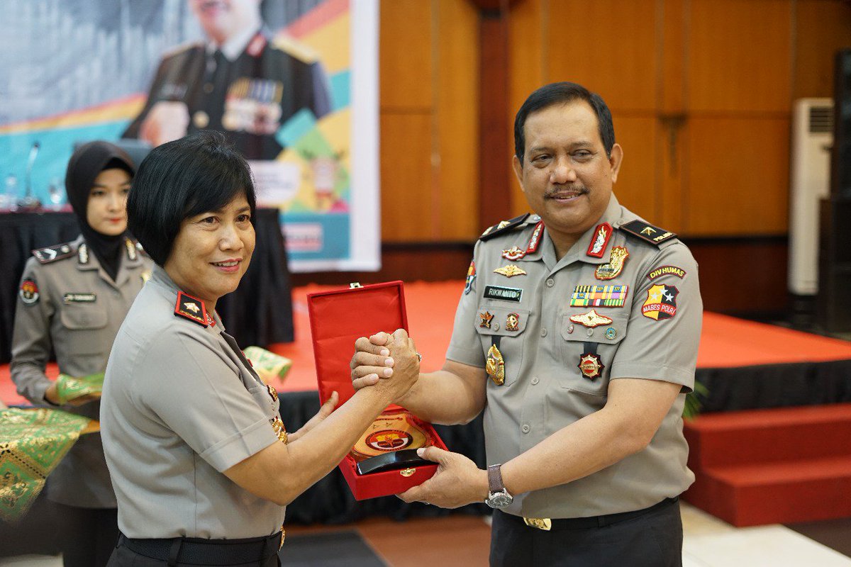 melawioverwatch's tweet photo. Pemberian penghargaan dalam rangka Workshop Penguatan Tim Media Sosial dan Media Online oleh Divisi Humas Polri di Wilayah Hukum Polda Kalimantan Barat
@divisihumaspolri
#poldakalbarberkibar #PolriPromoter #zerotolerance #zeroillegal #viral #kalbarbicarabaik https://t.co/zWTFHbh0l9