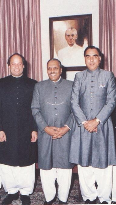 waqasshah50's tweet photo. @ShabazGil Nazriati Loog #PMLN #pmlnexposed #PanamaPapers #avenfieldrefrence #Corruption #MaryamNawaz #Calibri #Punjab #NawazSharif #Iqama https://t.co/ofN55tmDjW