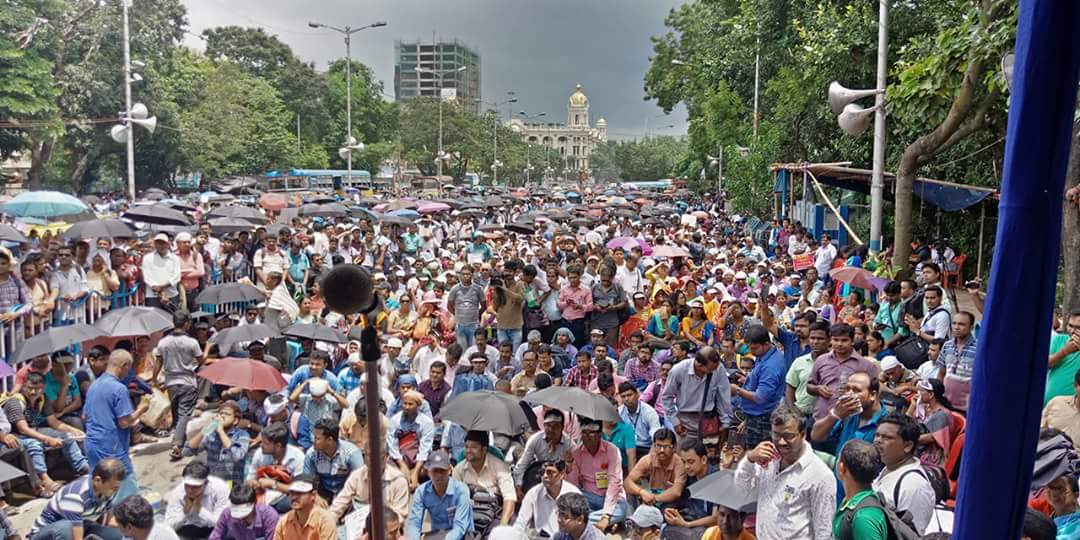 Anup65677318's tweet photo. About 50000 pry teachrs gather 2 snatch their prt scale in kolkata on 7th august.Their only cry is "prt scale"..While other states gives  9300-34800 wid gp4200 wbgovt gives 5400-25400 wid gp2300/2600...Why it is so in wb???#uupta @MamataOfficial @PrakashJavdekar @MHRD @PMOIndia https://t.co/FWbN8WaZFi