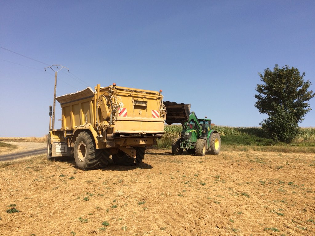 BADURAUX_j's tweet image. aujourd’hui épandage du #compost qui servira à nourrir en partie mon #sol #comporg #produireplusetmieux #terragator
