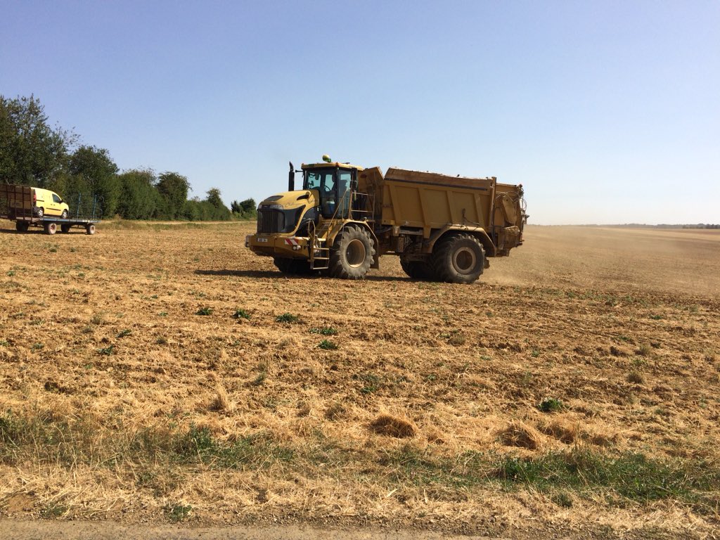 BADURAUX_j's tweet image. aujourd’hui épandage du #compost qui servira à nourrir en partie mon #sol #comporg #produireplusetmieux #terragator