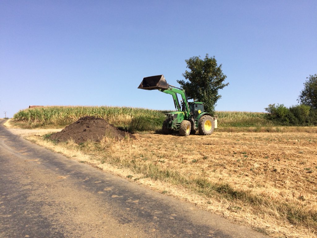BADURAUX_j's tweet image. aujourd’hui épandage du #compost qui servira à nourrir en partie mon #sol #comporg #produireplusetmieux #terragator