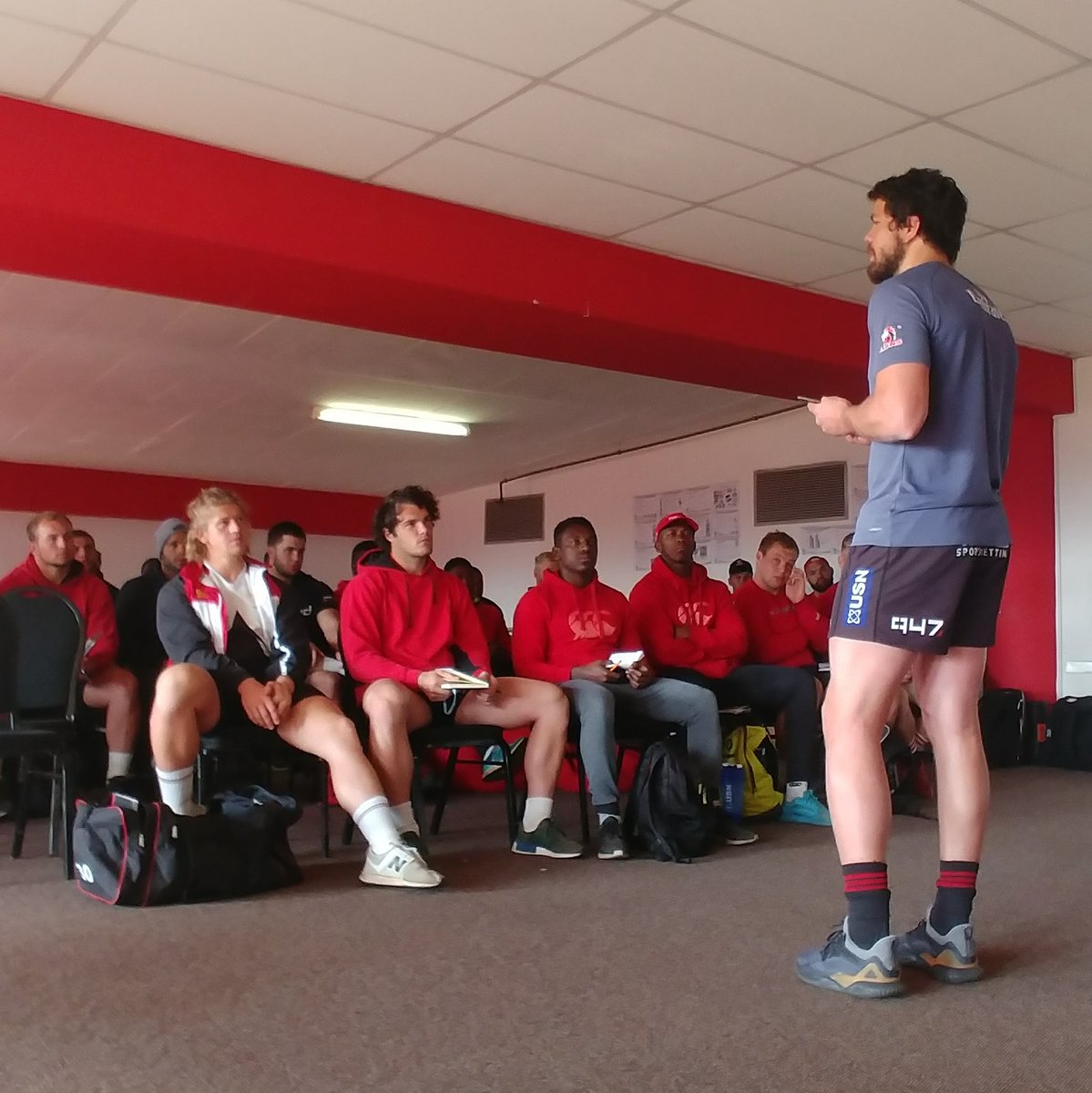 bschoeman3's tweet photo. When the Springbok captain takes time out to chat to the future of @LionsRugbyCo. #shiftfrommetowe #servingmentality #2018Championship https://t.co/NjDsL0B4vX