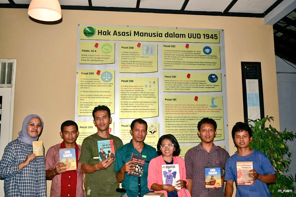 hutanriau's tweet photo. #Hutanriau Terima kasih @elsamnews tlah menghadiahkan setumpuk buku #bisnisdanHAM serta #advokasi masyarakat.
#Kelompoktanihutan #BukikIjau &amp; #sungaimanggissejahtera menghadiahkan 3 produk unggulan dibalas dgn setumpuk pengetahuan, alhamdulillah.
#advokasitaksendiri #berjaringan https://t.co/PzzzfNTUVh