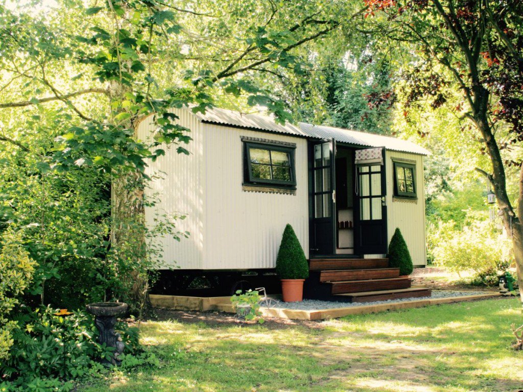 GardenHideouts's tweet image. A Shepherd Hut looks charming in a garden setting adding timeless artisanship to your outdoor space.

#gardenhideout #hideaway #gardenroom #outdoors