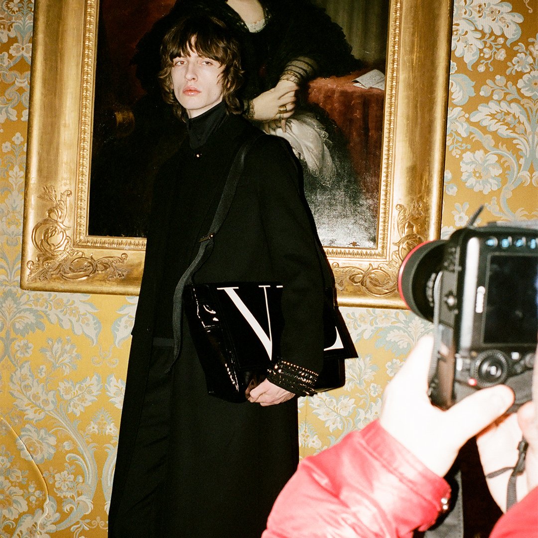 Valentino_Japan's tweet photo. アリストパンク
#ユルゲンテラー が撮影した#ヴァレンティノメンズFW1819 キャンペーンの裏側をご覧ください
#HautePunk https://t.co/zI5ffFYJ7k