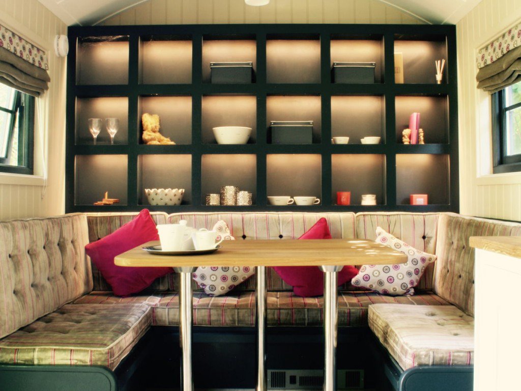 GardenHideouts's tweet image. A Shepherd Hut looks charming in a garden setting adding timeless artisanship to your outdoor space.

#gardenhideout #hideaway #gardenroom #outdoors