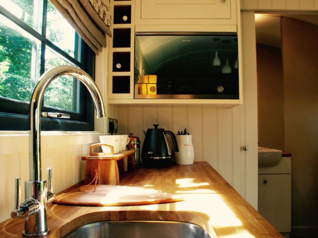 GardenHideouts's tweet image. A Shepherd Hut looks charming in a garden setting adding timeless artisanship to your outdoor space.

#gardenhideout #hideaway #gardenroom #outdoors