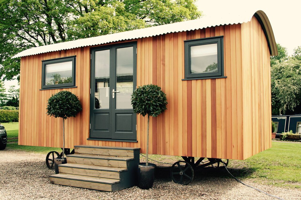 GardenHideouts's tweet image. A Shepherd Hut looks charming in a garden setting adding timeless artisanship to your outdoor space.

#gardenhideout #hideaway #gardenroom #outdoors