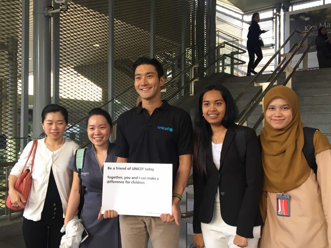 myUNICEF's tweet photo. @siwonchoi is helping us make a difference for children right now near MRT Semantan Gate B! 💐 https://t.co/Bw3KyukPFJ