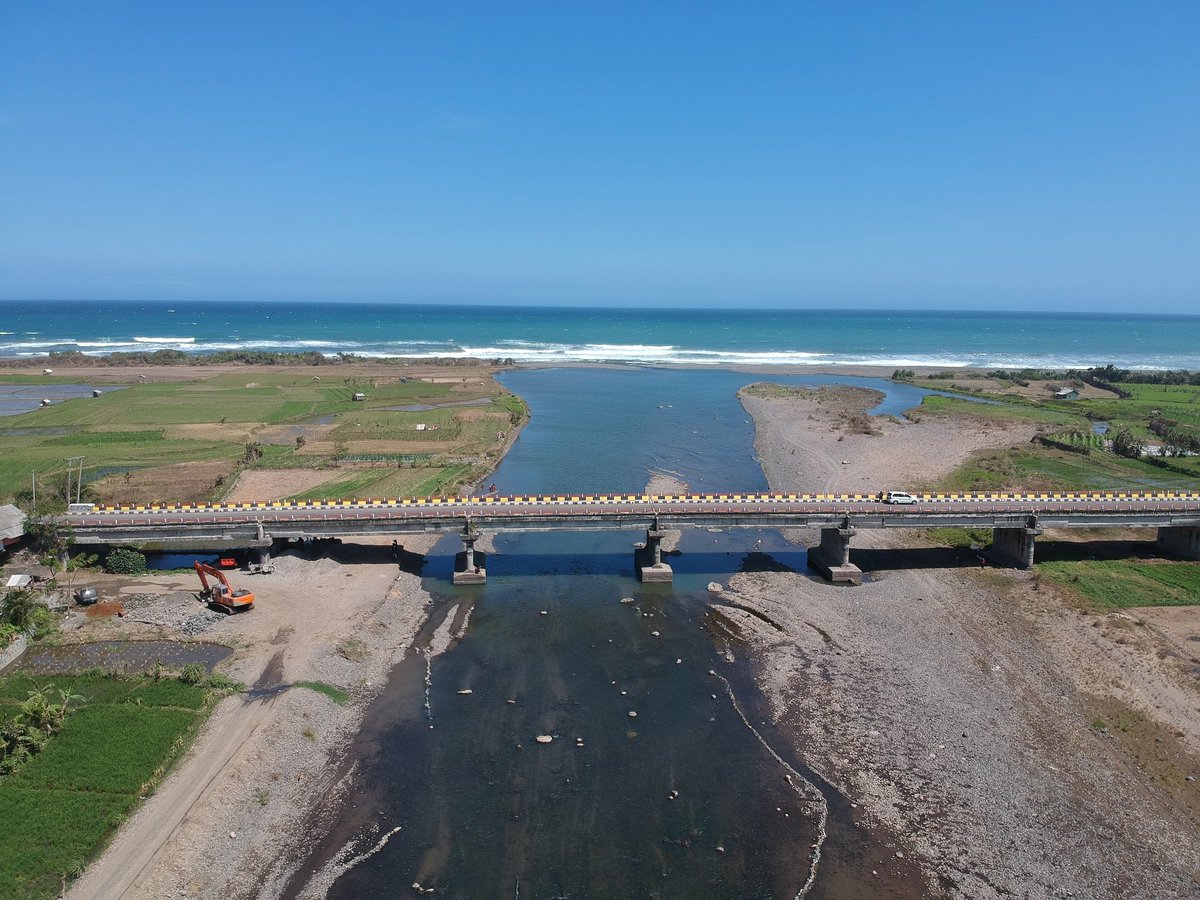 felis_blog's tweet photo. Terpanjang di Selatan Jawa Barat, Jembatan Cilaki yang berdiri gagah di tepian pantai dengan ombak yang besar membuat saya merasa seperti sedang nyetir di luar negeri.

https://t.co/B72o5VH2l7

#garut #cianjur #jembatancilaki #jawabarat #traveling https://t.co/mvHhubS5uF