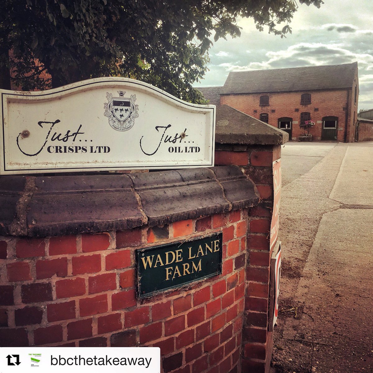📸 #Repost from @bbcthetakeaway &amp; <a href="/bbcstoke/">BBC Radio Stoke</a>
#TheTakeaway visited Wade Lane Farm for the #FarmtoFork specials 🚜🍴
Tune in with Paula White on <a href="/bbcstoke/">BBC Radio Stoke</a> on Thursday 9th August from 7pm-9pm to hear all about the process of #JustOil &amp; #JustCrisps