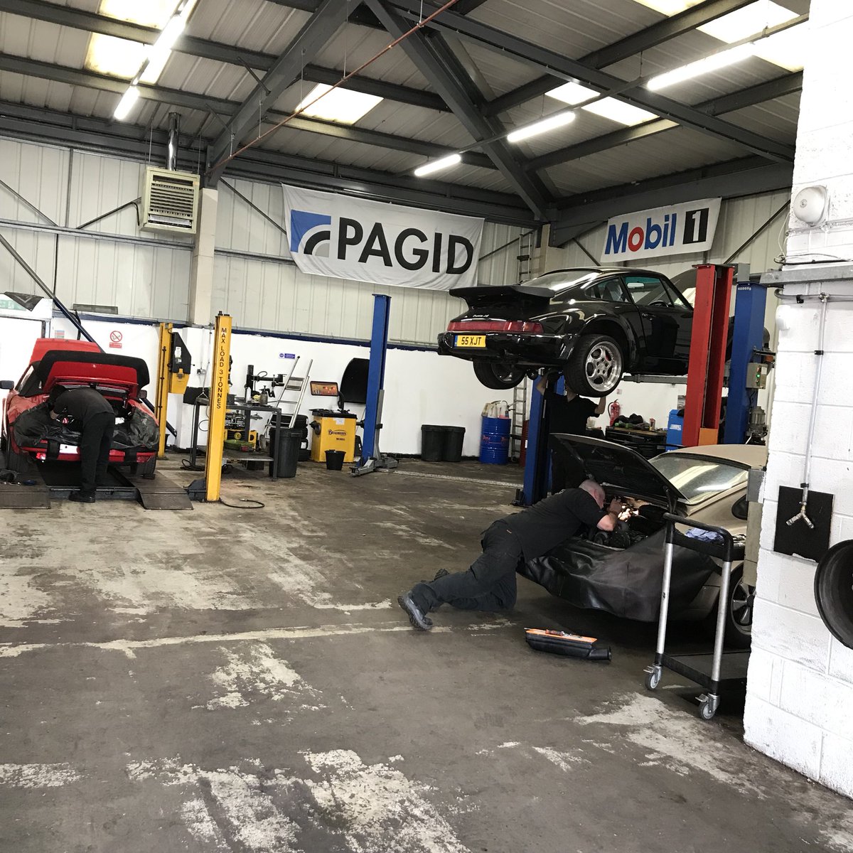 The guys working hard! #Porsche #CavendishPorsche #Nottingham #LongEaton  #EngineService #CarService #PorscheService #Porsche911 #Porsche964 #Porsche964Turbo #PorscheTarga #Mobil #Pagid #Mobil1