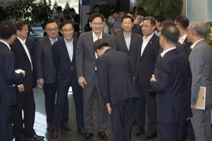 acamanim's tweet photo. 삼성참여정부와 더불어삼성당

건희제의 저 오만표독한 표정
공손히 손 맞잡고 황송해 하는 노무현

이재용 거느리고
좋아죽는 웃음 참느라 입 꾹 닫은 문재인

이재용 앞에 가서 먼저 고개 수그리는
기재부장관이자 경제부총리인 김동연
뒷짐 딱 지고 기특하고 대견하게 바라보는 삼성 임원들의 표정 https://t.co/0Q3RxIvcno