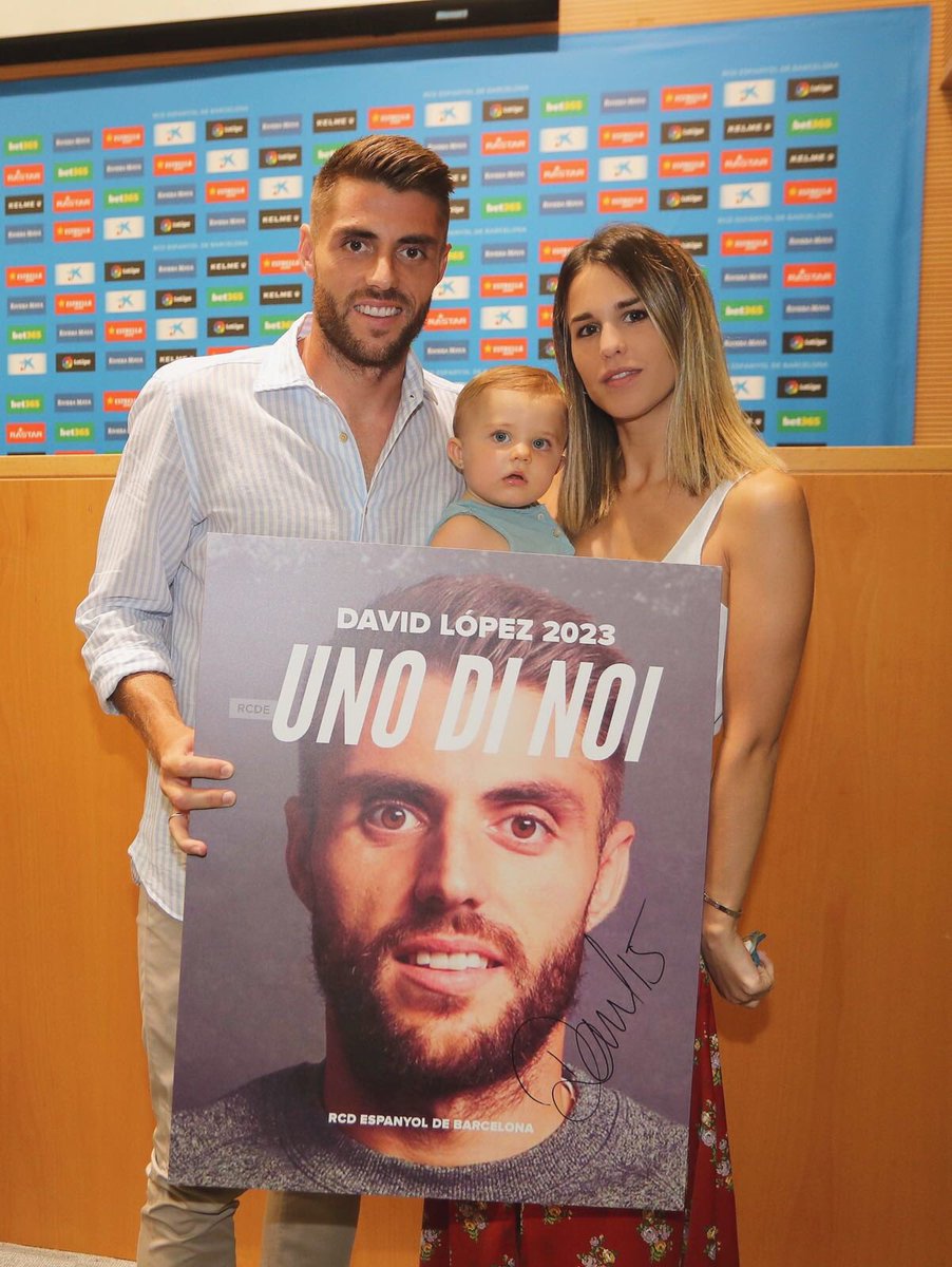 DragoonTW's tweet photo. Ayer @David_Lopez6, hacía oficial su compromiso con el @RCDEspanyol hasta 2023. Todo nuestro equipo te felicita por tu tesón y constancia, por el sacrificio y pasión que le pones, pero sobre todo por tu fidelidad a la samarreta blanquiazul. Enhorabuena, eres #ElEscudoDelEspanyol! https://t.co/uKvwWqzqiN
