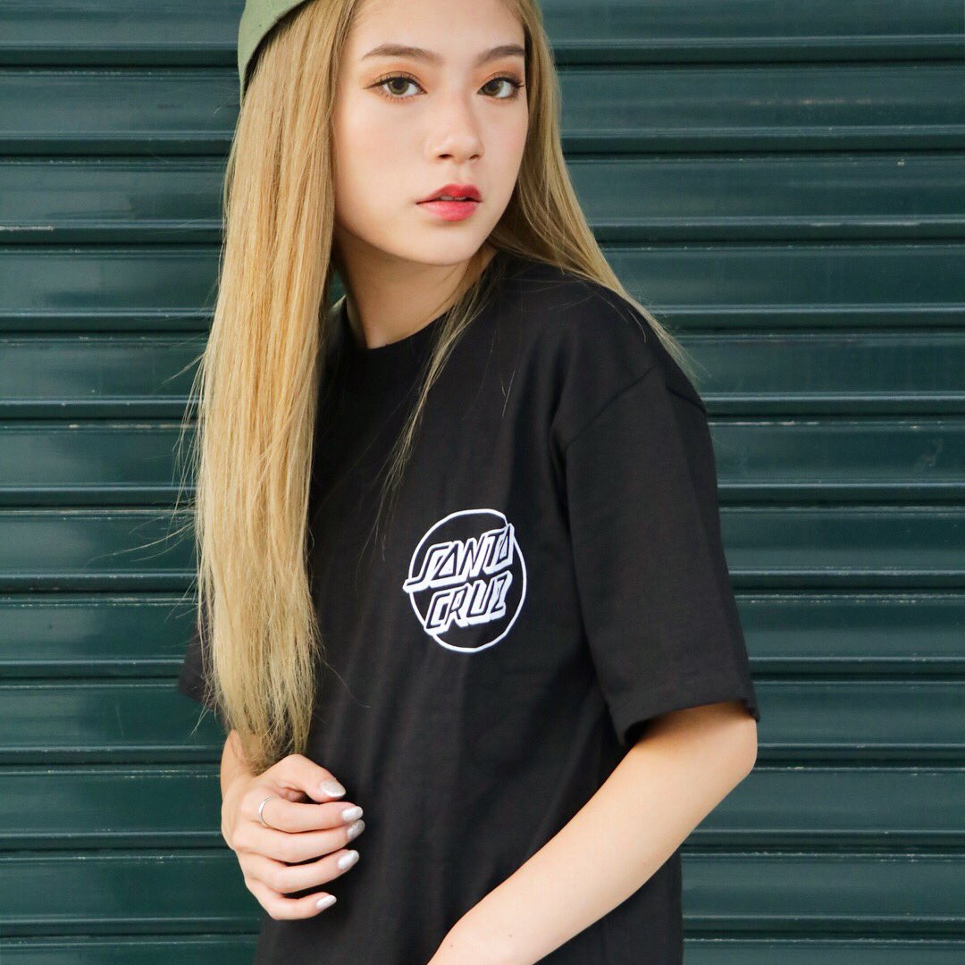 Feelin_osaka's tweet photo. 【SANTA CRUZ】OPUS DOT TEE (BLACK) Ssize
https://t.co/NDx0ejzMYB
モノトーンのCLASSIC DOT📸
デニムやハーフパンツと合わせて
も、オールブラックコーデでもバッチリ着こなせる万能アイテムです😎♪
#santacruz #santacruzskateboards #tee #classicdot #logo #street #streetfashion #streetgirl https://t.co/MmnUWJKfjm