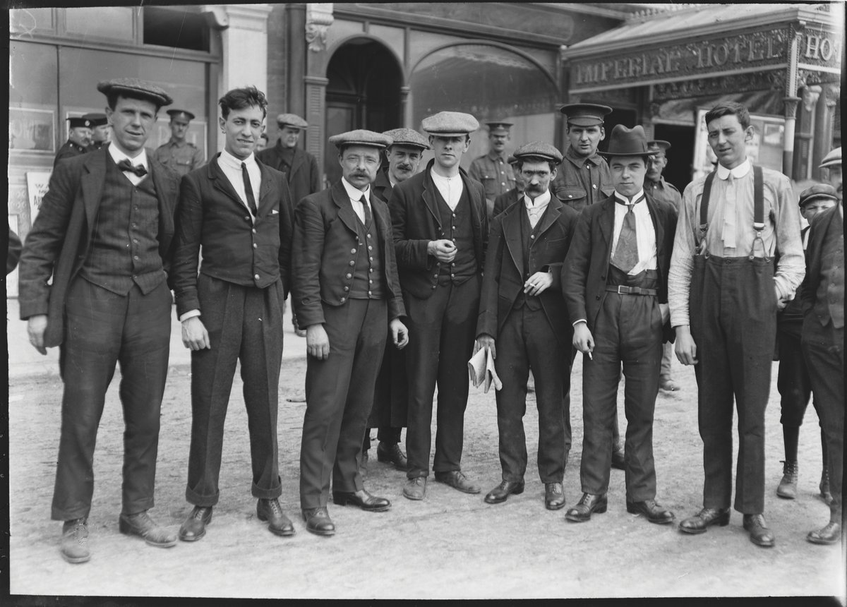 CobhHeritageCen's tweet photo. Todays historic photos. Survivors of the Lusitania disaster and the funeral cortege. #Lusitania #ww1 #purecork #corkcoco #irelandsancienteast #heritageisland #ringofcork #poolecollection #traveltuesday https://t.co/DzN0pHCz6s
