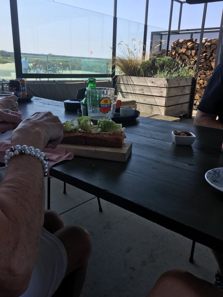KatiaCarreweyn's tweet photo. Goeie daad van de dag: 2 ouwe madammekes geholpen die willen eten in ‘Sergio zijn café’ . Toen we achteraf vroegen hoe oud ze waren, bleken ze 82 en 80 te zijn 😀 (wij dachten 73 😂) #goedbewaard @cadzand_bad #aircafé @SergioHerman https://t.co/oB4t6B0YlA
