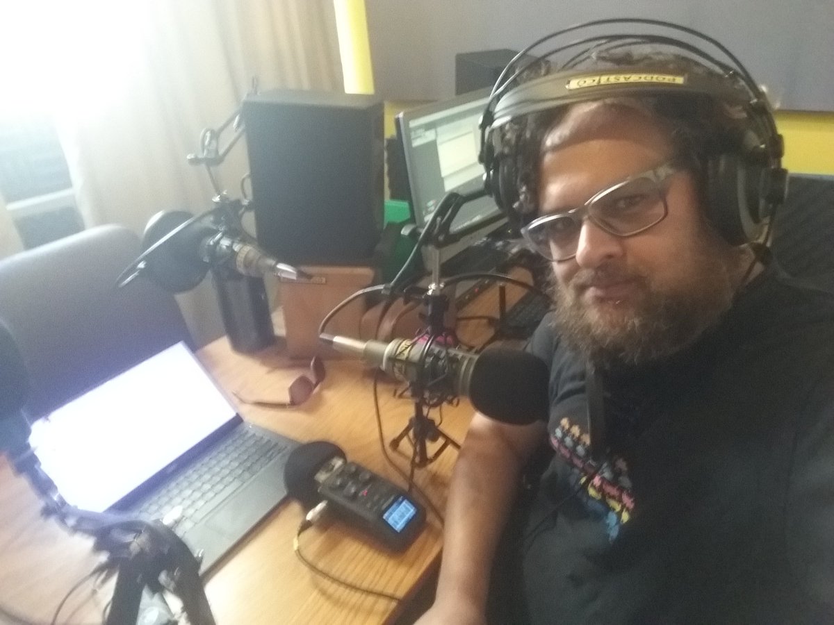 עידו קינן חובש יותר מדי אוזניות באולפן @podcastico