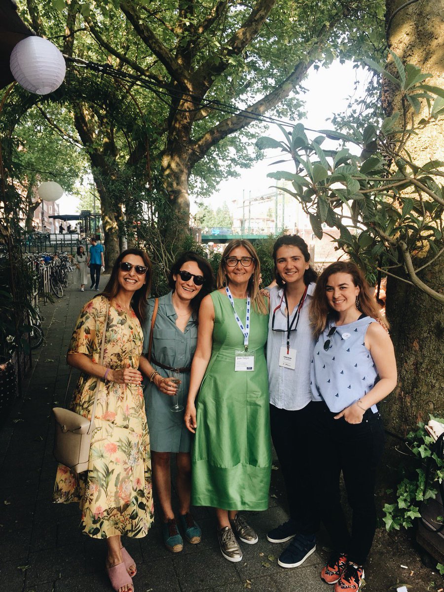 KocMezunlari's tweet image. #tbt Geçtiğimiz aylarda gerçekleşen Amsterdam Buluşması'nda kocaman bir aile olduğumuzu bir kez daha görmüş olduk... 
#KUMED #BulusBaglan #Amsterdam #AmsterdamBulusmasi