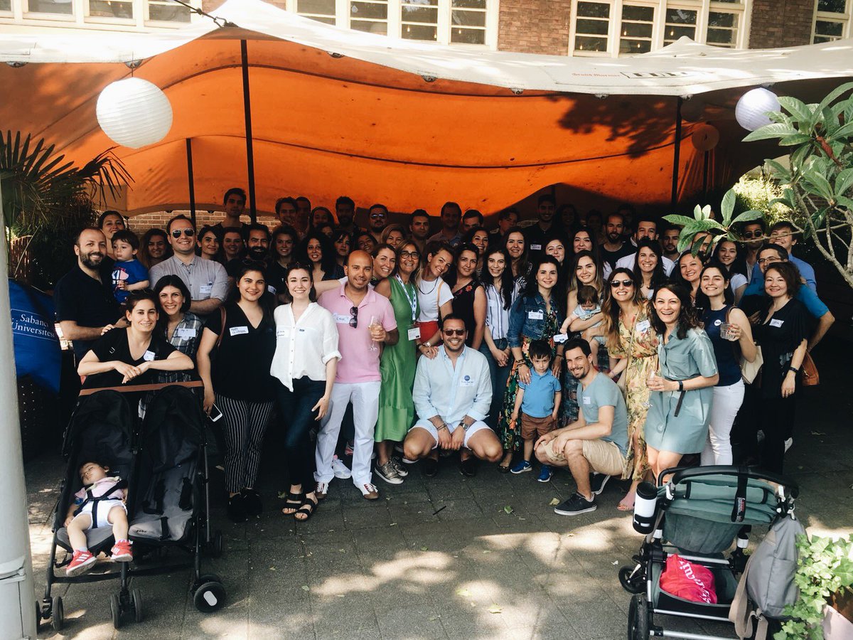 KocMezunlari's tweet image. #tbt Geçtiğimiz aylarda gerçekleşen Amsterdam Buluşması'nda kocaman bir aile olduğumuzu bir kez daha görmüş olduk... 
#KUMED #BulusBaglan #Amsterdam #AmsterdamBulusmasi