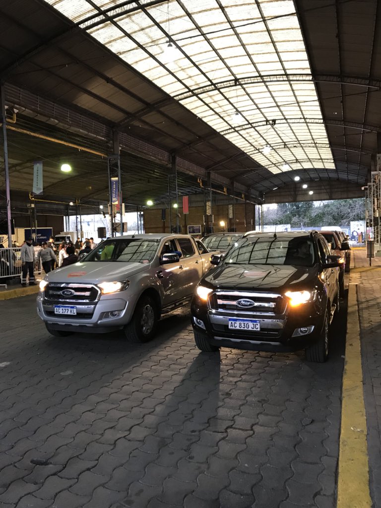 mph951fm's tweet photo. Está por salir la primera flota de camionetas con donaciones a distintos puntos del Gran Buenos Aires. #MisiónMetro Los primeros destinos son comederos comunitarios de Villa Celina y Burzaco @sifundacion @telefenoticias https://t.co/j0Aa6EYKPT https://t.co/WWeoT4rkUi