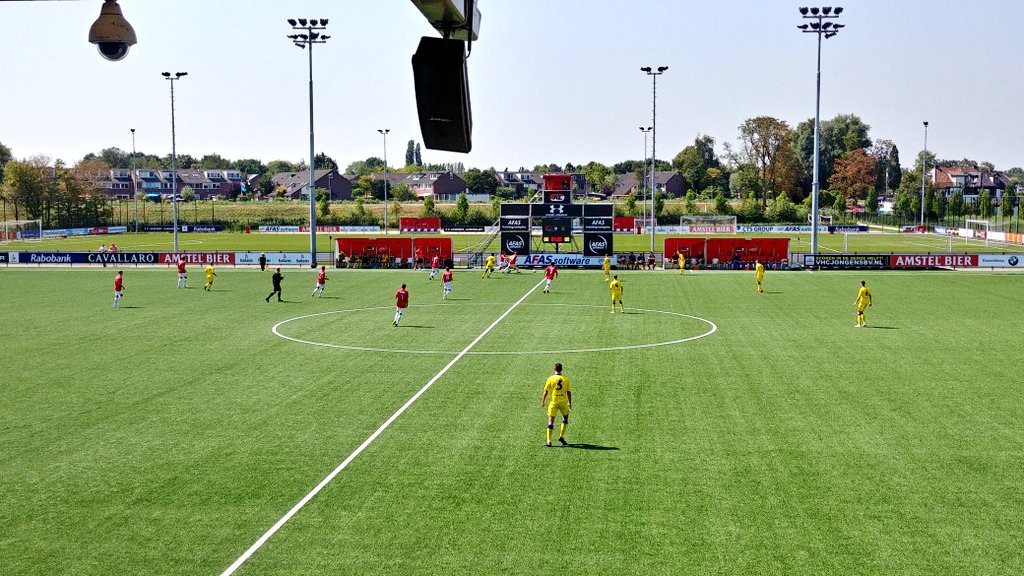 AZJeugd's tweet photo. 🕐 In Zaanstad is het oefenduel tussen AZ Onder 19 en @LUFC begonnen.
#azlee https://t.co/VMmjcYci9o