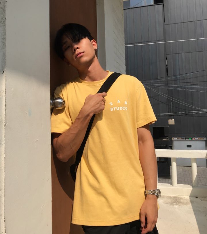 younghotyellow's tweet photo. IAB STUDIO younghotyellow edition 💛  s/o to thefamousburger for Ebis Burger 🙊🤤🤤💛💛 https://t.co/xTsWo6CoWc