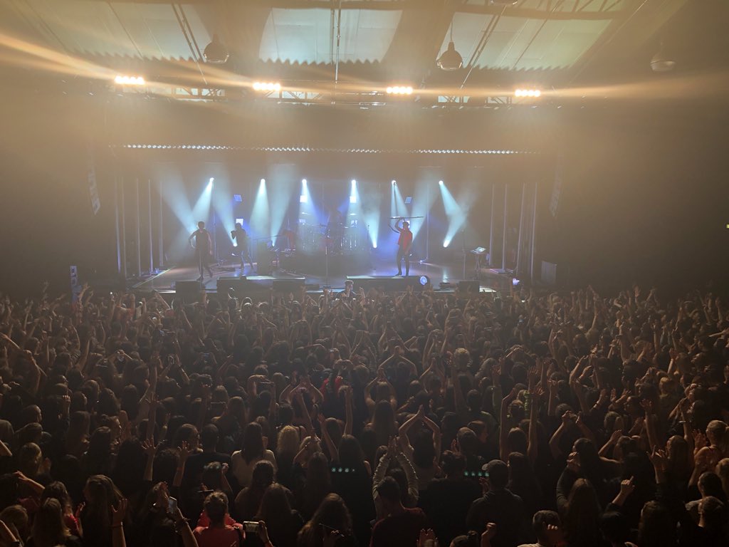meggiee_7's tweet photo. I don’t normally post on here anymore. But I just want to say a big thanks to @5SOS for the best concert I’ve been to. Ghost of you was just amazing argh I just want to go back already https://t.co/fu20DZGwe9
