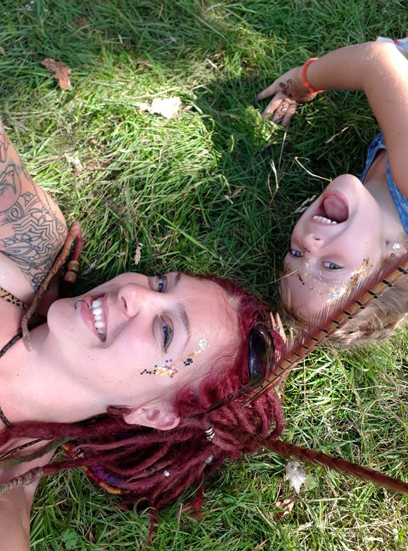 simplicio_bos's tweet photo. #greengathering #familytime #sunshine #feathers #motherdaughtertime #henna #dreads https://t.co/IwMi7h6AXJ