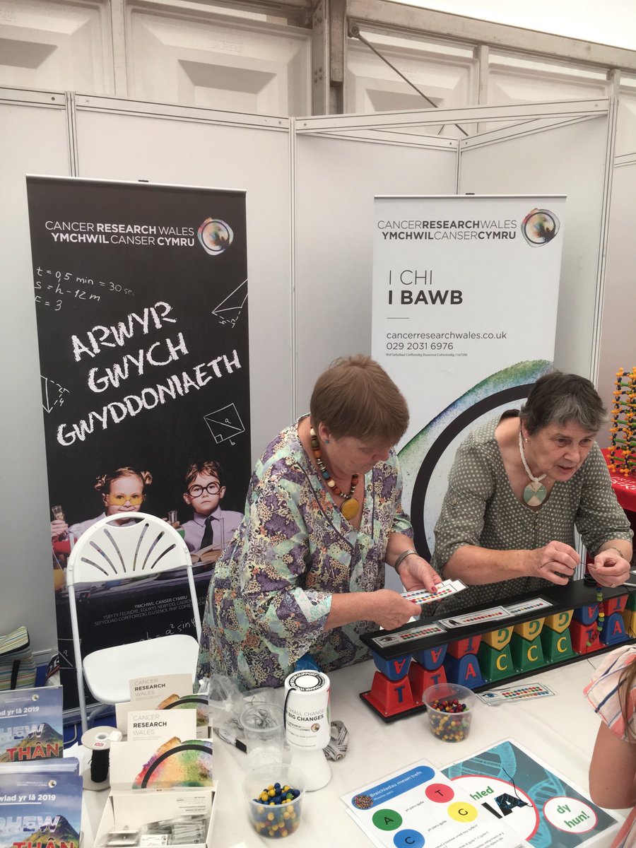 cancer_wales's tweet photo. Day 4 @eisteddfod. Great science engagement #extractingdnafromstrawberries. #dnabracelets can be worn as fashion accessories! https://t.co/V5AizQOoz4