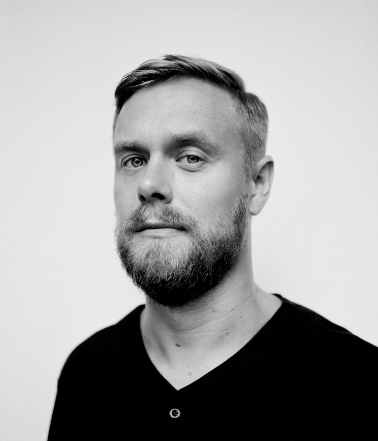 MAAILMANLUOKAN MARKKINOIJAKSI – Tulevaisuuden yritysjohtaja on luova johtaja! Kansainvälisesti palkittu luova johtaja Timo Kiuru kertoo mm. miksi tuhansien järvien maan markkinointi kaipaa enemmän estetiikkaa ja vähemmän mekaniikkaa.
Suomi Nousuun -lavalla ti 4.9 klo 11.30