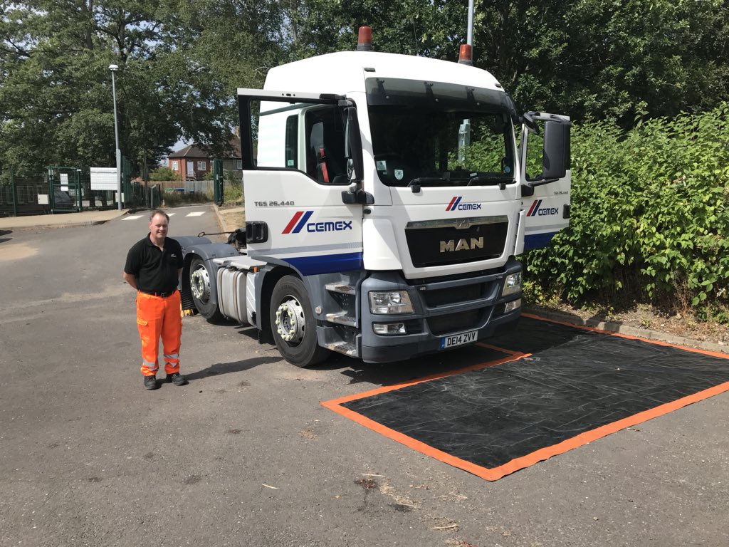 Cemex best for communities &amp; families 🚚Vulnerable road user awareness day at Oakfield Primary School Rugby highlighting the dangers around large vehicles to the children attending #M20andmakelunchrugby
