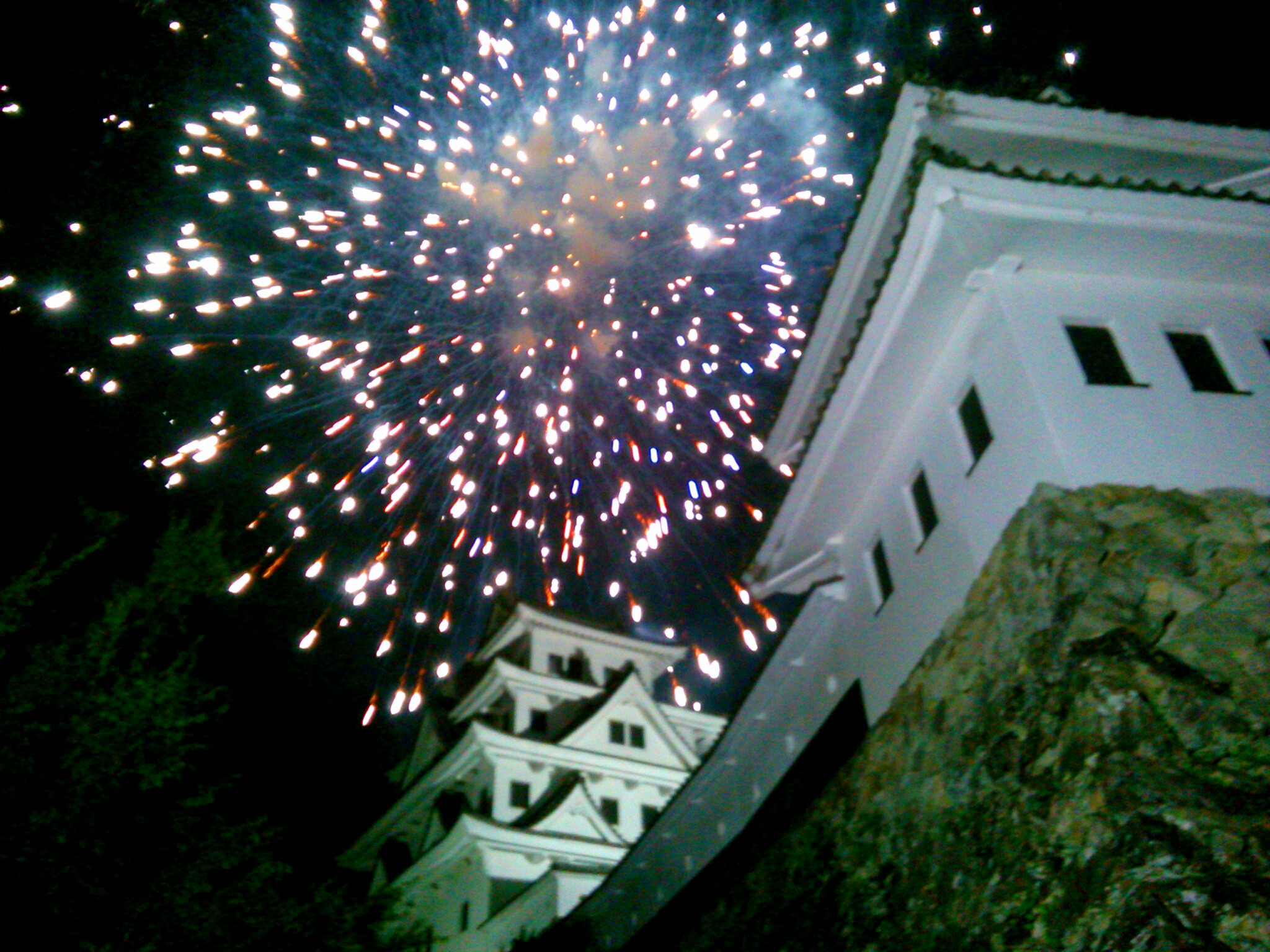 およしちゃん 郡上八幡城の真上に打ち上がる大輪の花火 郡上八幡が誇る山城 花火のコラボやよ 郡上八幡 郡上八幡城 花火大会 消防団の皆さんありがとうございました T Co Eonyqfs33d Twitter