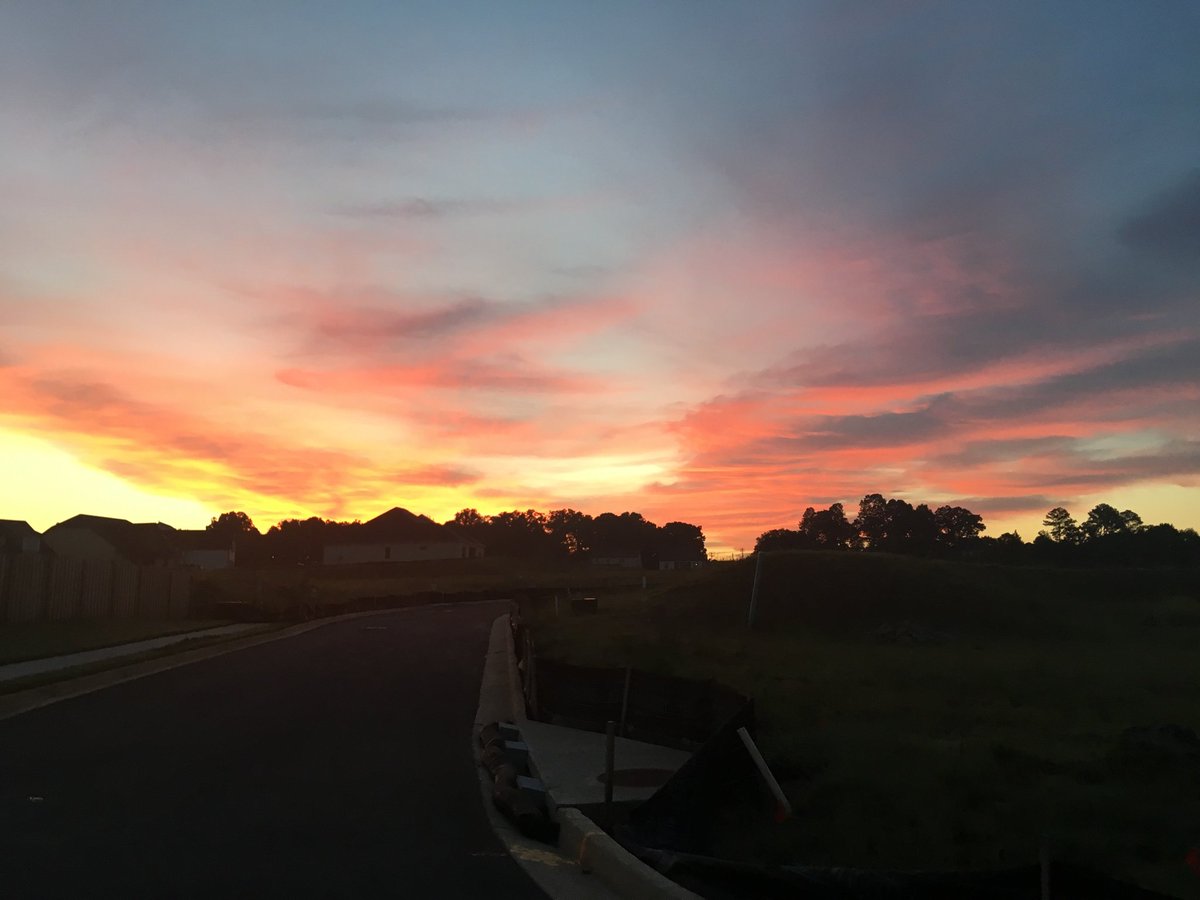 SequoyahXC's tweet photo. This view makes the 6am practice runs worth it! #sequoyahxc #practiceattgecrackofdawn #sunrise #thisview #sequoyahchiefs https://t.co/nvAlL3MvjT