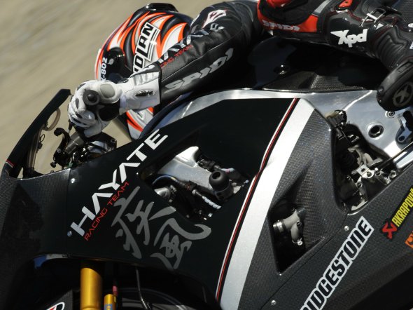 Gp Spectator 05年にグレシー二 ホンダに移籍してランキング2位 08年にドゥカティに移籍して散々な成績 09年にカワサキに移籍するも 撤退によりハヤテレーシングで活躍 しかし この年限りでmotogpのシートを失う まだまだ続くよ T Gp Spectator 05年にグレシー二 ホンダに移籍してランキング2位 08年にドゥカティに移籍して散々な成績 09年にカワサキに移籍するも 撤退によりハヤテレーシングで活躍 しかし この年限りでmotogpのシートを失う まだまだ続くよ T