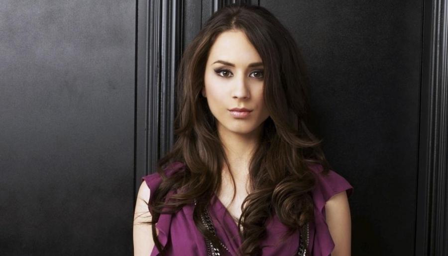 GossipRoomOff's tweet photo. La star de Pretty Little Liars, Troian Bellisario alias Spencer, est enceinte de son premier enfant. Félicitations à elle et son mari, l'acteur Patrick J. Adams ! 🍼🎉 #PLL https://t.co/LYZGn9AthI
