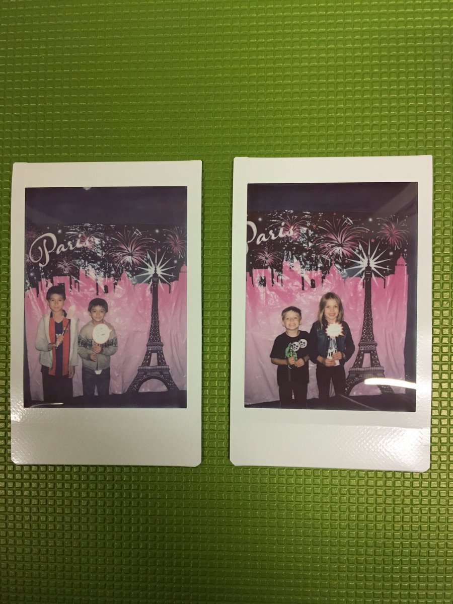 Our second movie was so much fun! Not only did we show Ice Age 2, but we had our partner French for Life who brought a book as a prize for the lucky winner of tonight's prize draw. We also had a photo booth! 🎬📙📸