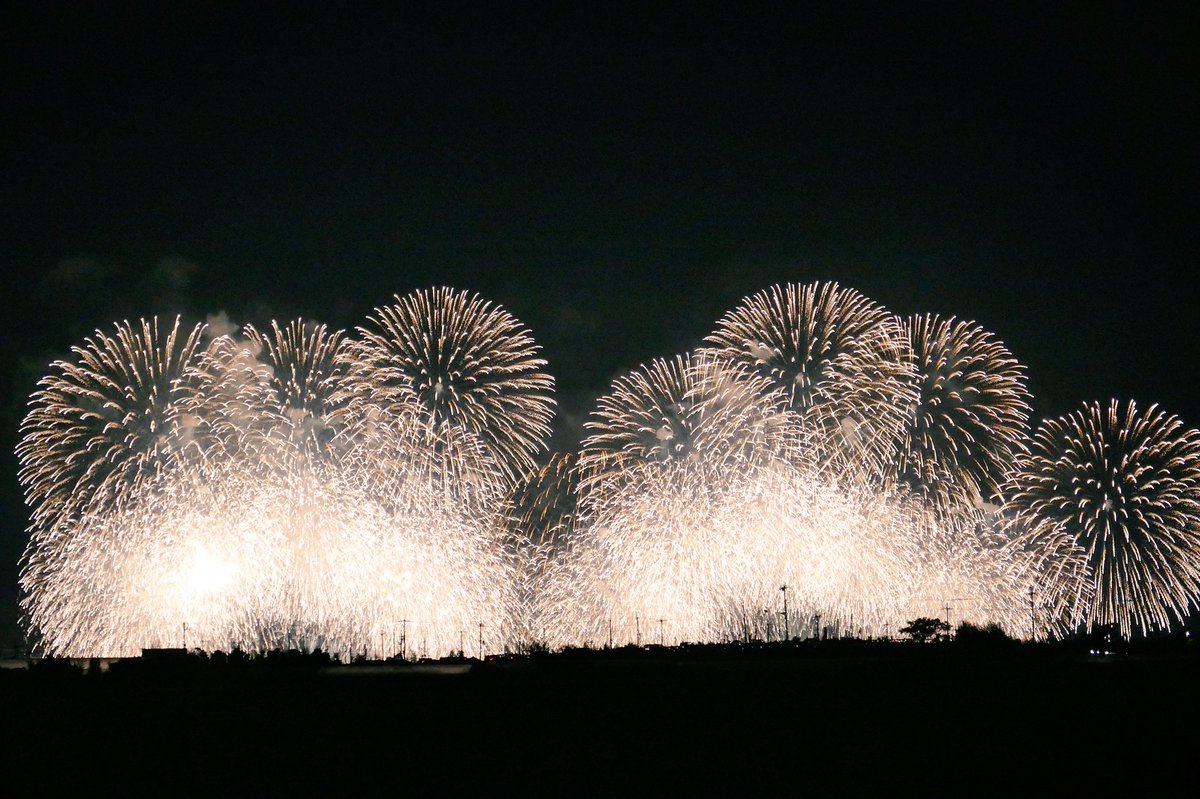この幻想的な景色の数々は 全部花火 奇跡の写真や映像をご覧ください びわ湖花火大会 Togetter