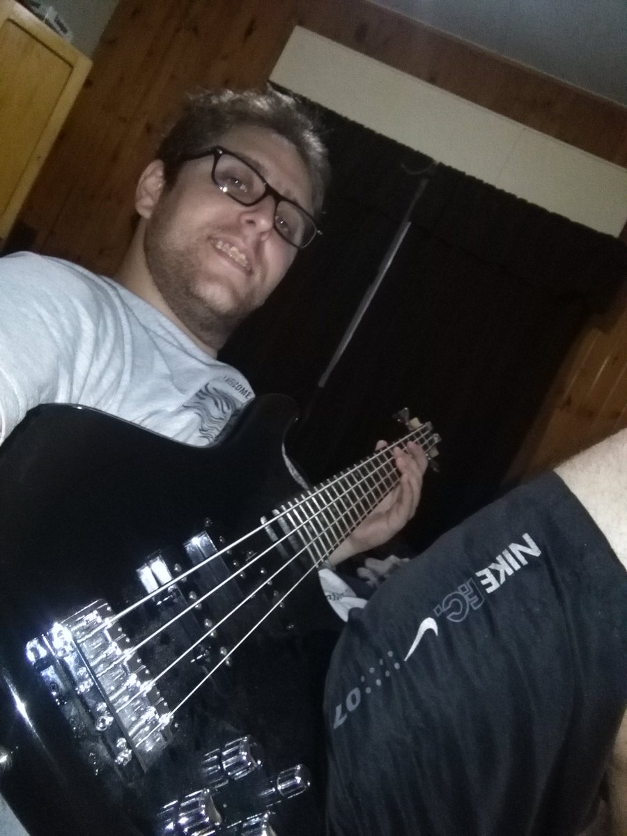 VONYI333's tweet photo. #vorterixplug Me vendria bien el cable para este hermoso bajo... https://t.co/IlITZiUUlv