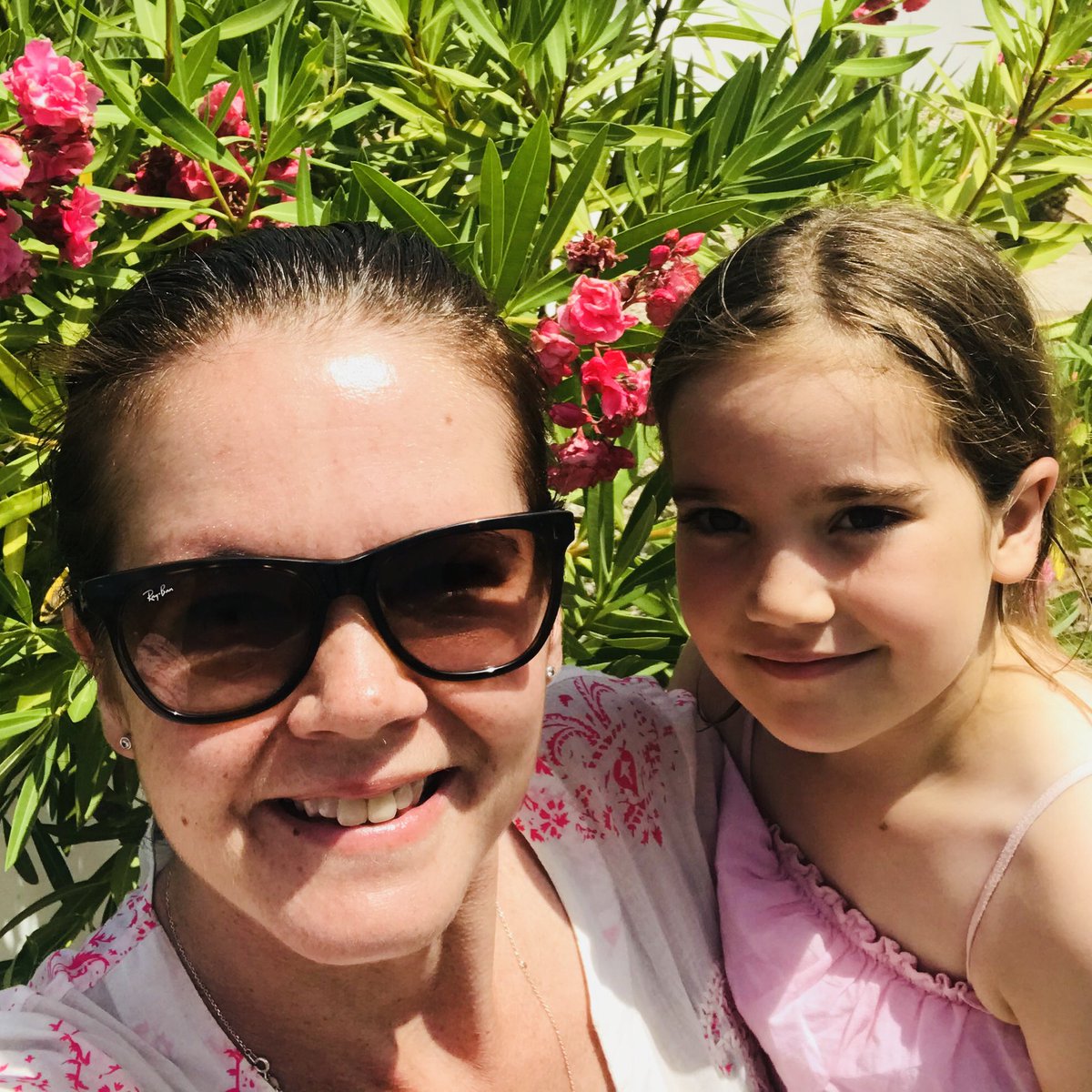 GayleCarrington's tweet image. Day 3 so far looking a bit like this.... unicorn/ swan &amp;amp; Bea/ swan give a sense of scale #hoursoffun