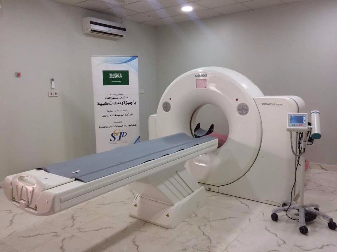 SaudiDRPY's tweet photo. General Supervisor of #SRPY H.E. Ambassador Mohammed Al-Jabir inaugurated the medical supply campaign at #Seiyun Hospital with the furnishing of 191 pieces of modern medical equipment, including imaging machines, dental supplies, emergency technology, & ophthalmological supplies. https://t.co/BIJiNGuUP9