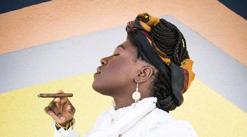 HdO_Fr's tweet photo. [Radyo Siwèl] Mélissa Laveaux, chanteuse et compositrice engagée, nous a accordé une #interview 🎸 A lire ici : https://t.co/8zTLIMQ8dl #Haïti #PoésieCréole https://t.co/NZzTcI8dbu