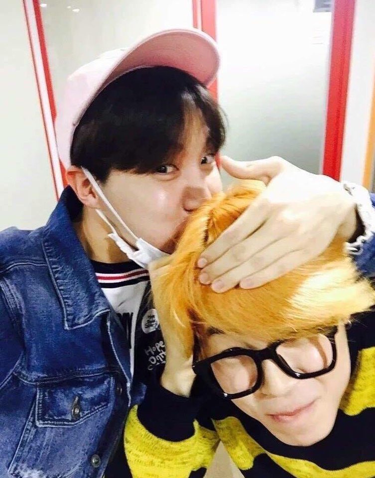 LovemyselfTarmy's tweet photo. Kardeşlerine olan sevgisine bayılıyorum çok güzelsin jhooooope

#iHeartRadioMMVAs⁠ ⁠⁠ ⁠ #MMVAs⁠ ⁠⁠ ⁠ #FFGroupBTS @BTS_twt https://t.co/7WG5XsU4gA