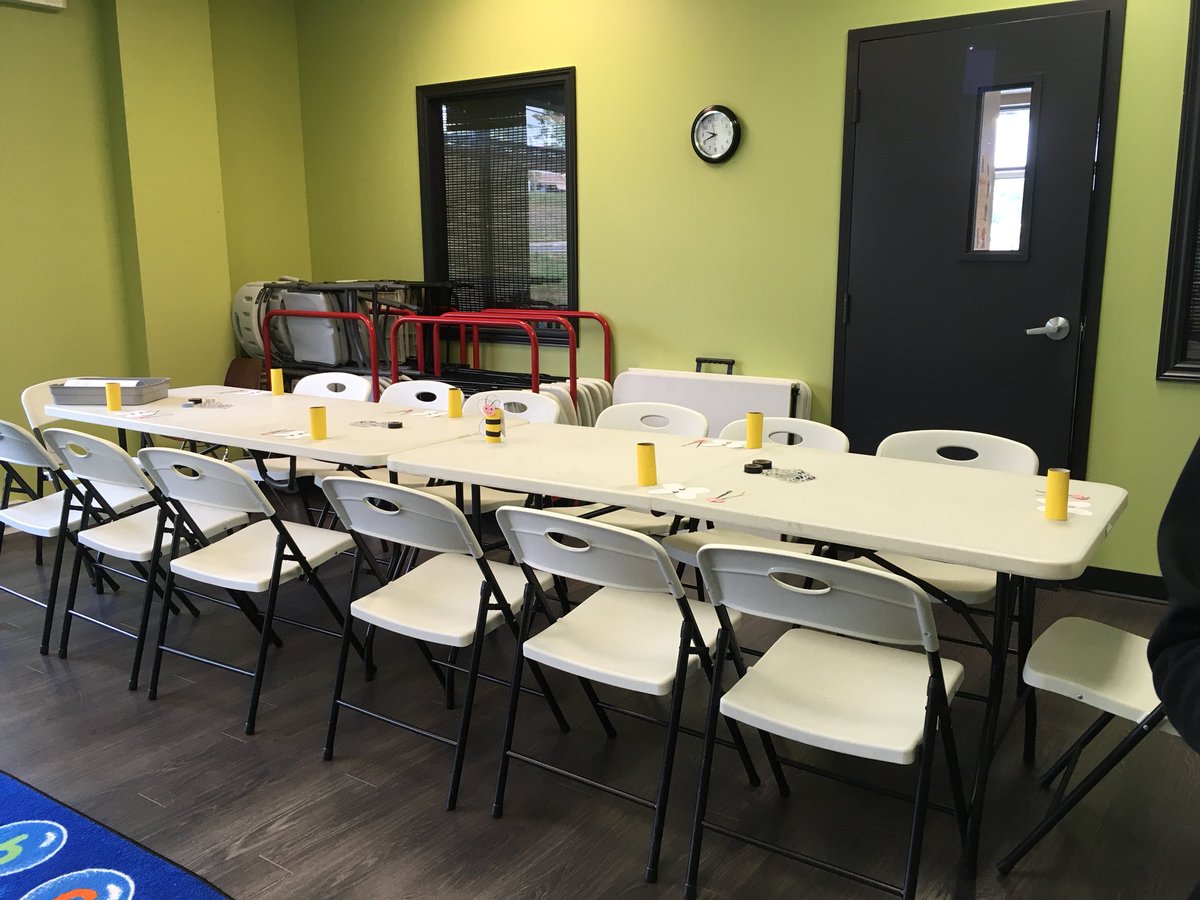 We are set up and ready for our French Story and Craft starting at 10 am. 😊