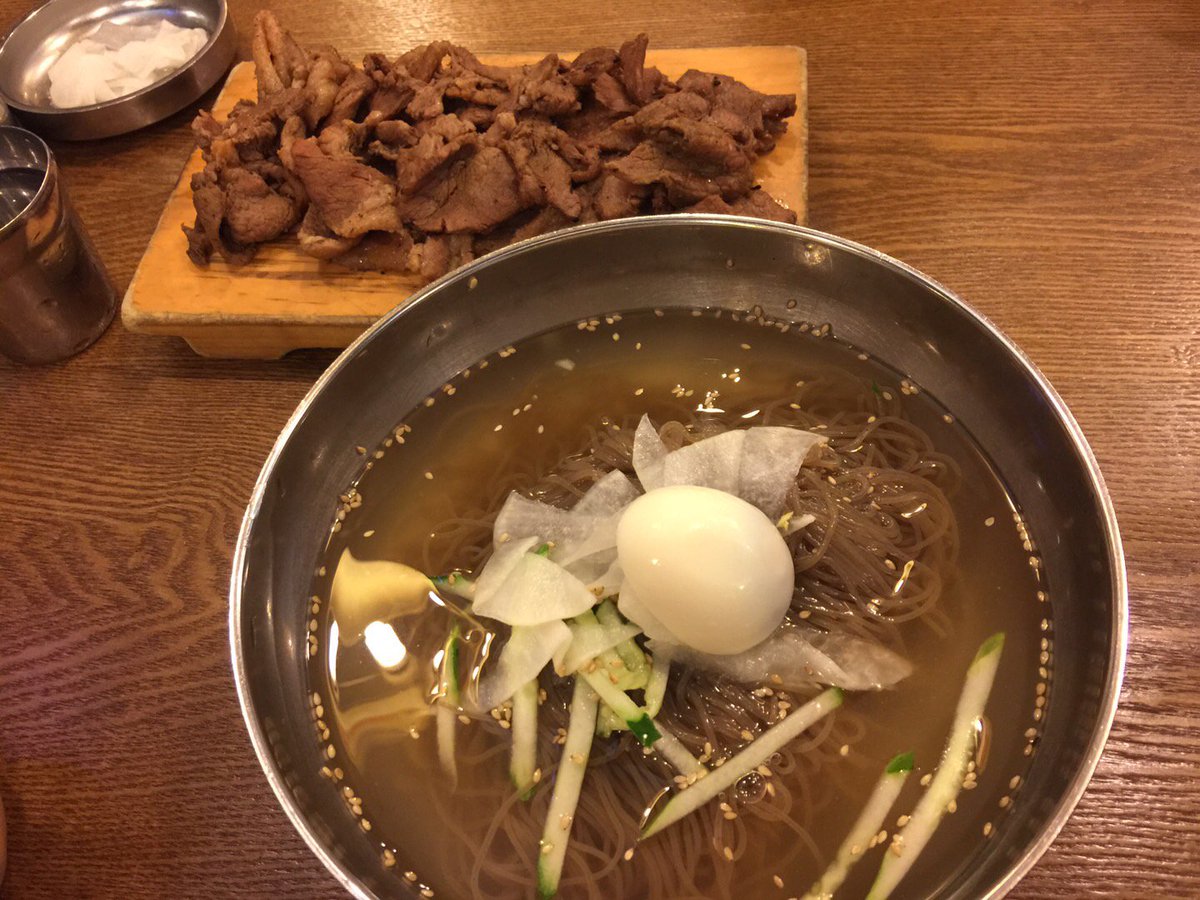 GrevinSeoul's tweet photo. 食欲のない最近、冷たいものが食べたくなりますよね？そうです！こんな暑い時期は冷麺がびったりかも！しかも、肉＋冷麺セットはもう最高ですね！暑い日々が続く最近、 夏バテにしないようにこまめに水分補給をして下さいね!＃韓国＃ソウル＃観光＃明洞＃グレヴァンミュージアム＃韓国美食＃韓国冷麺 https://t.co/Xn5uhtqigE
