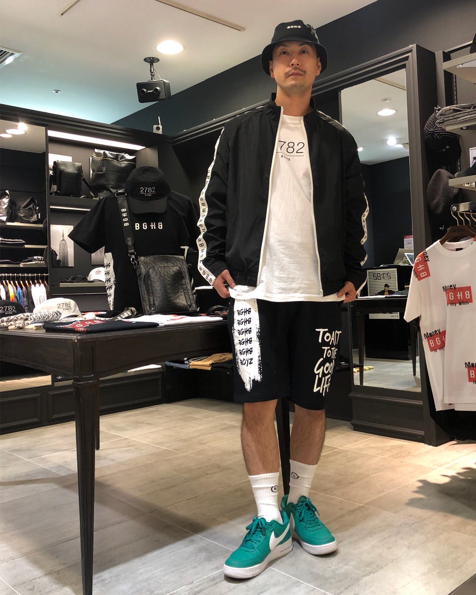 BagarchOfficial's tweet photo. 18'SS Styling Image Cut No.45
Model by THREE-A (@three_a_bc )
TOPS:NYLON LINE JKT【BLK】
INNER:2782-TS【WHT】
PANTS : PAINT SIGN SWEAT SHORTS 【BLK】
ITEM:BGHB SOCKS【WHT】
https://t.co/JmVCBtq6s1
#bagarch #bghb #three_a #bagarch_x_avalanche #nagoyaparco #2782_bghb #18ss https://t.co/AgpznT7PsG